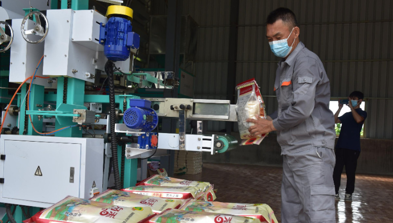 He rose from a small workshop to a laarge rice processing plant with the assistance of UGOOD(pic3) He rose from a small workshop to a large rice processing plant with the assistance of UGOOD(pic3)